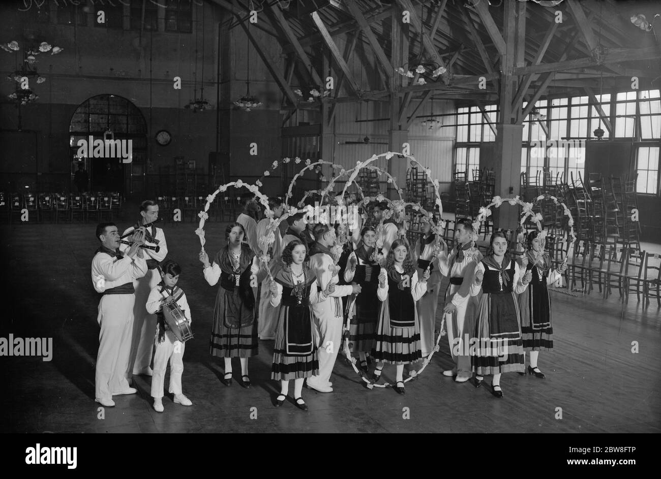 Spanische Bauerntänzer aus Kastilien, um Demonstrationen von Volkstanz auf dem Festival von der englischen Volkstanz Gesellschaft organisiert geben. Tanzen der Baila Florida . Januar 1932 Stockfoto