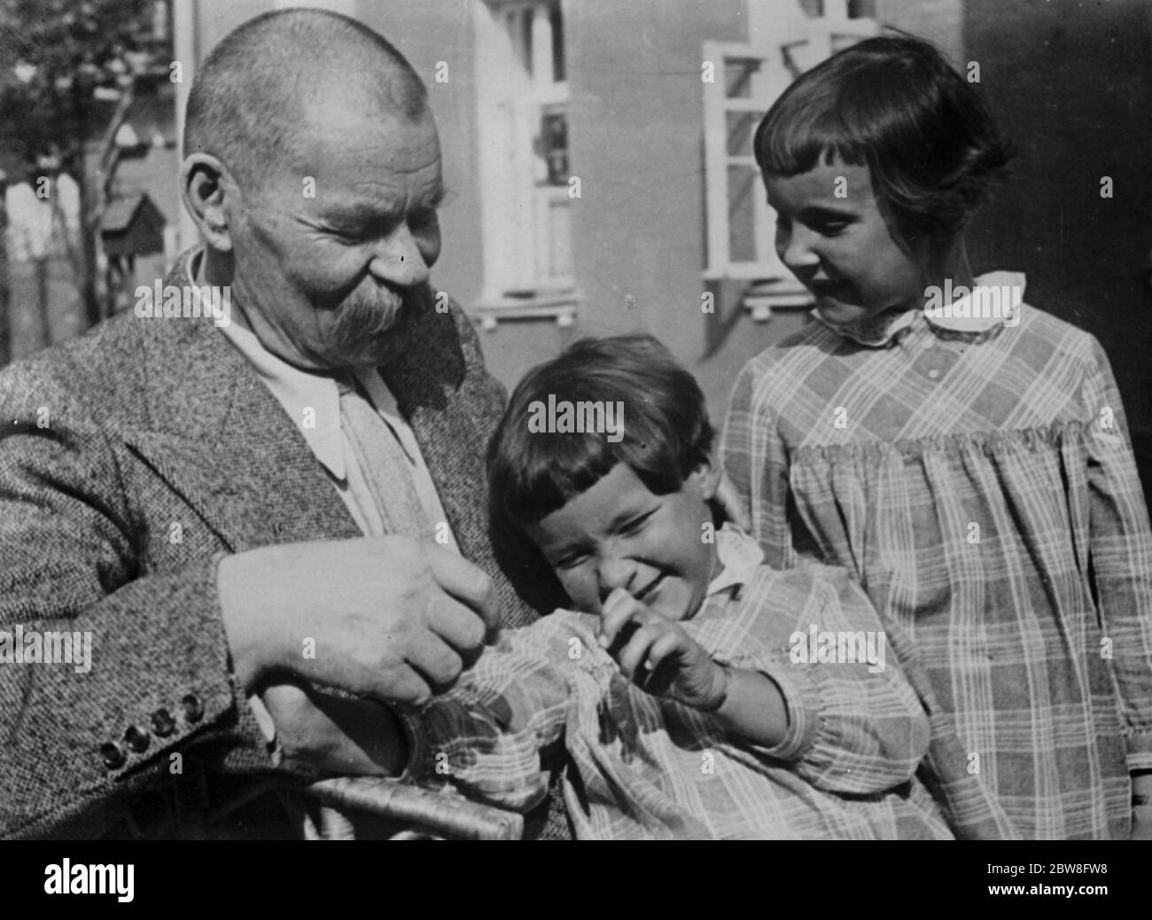 Geehrt durch den Sowjet . Maxim Gorki, nach dem die große Wolga Hafen von Nijni Nowgorod ist in Gorki Stadt umbenannt werden. Er ist hier mit seinen beiden Enkelkindern zu sehen. 10. Oktober 1932 Stockfoto