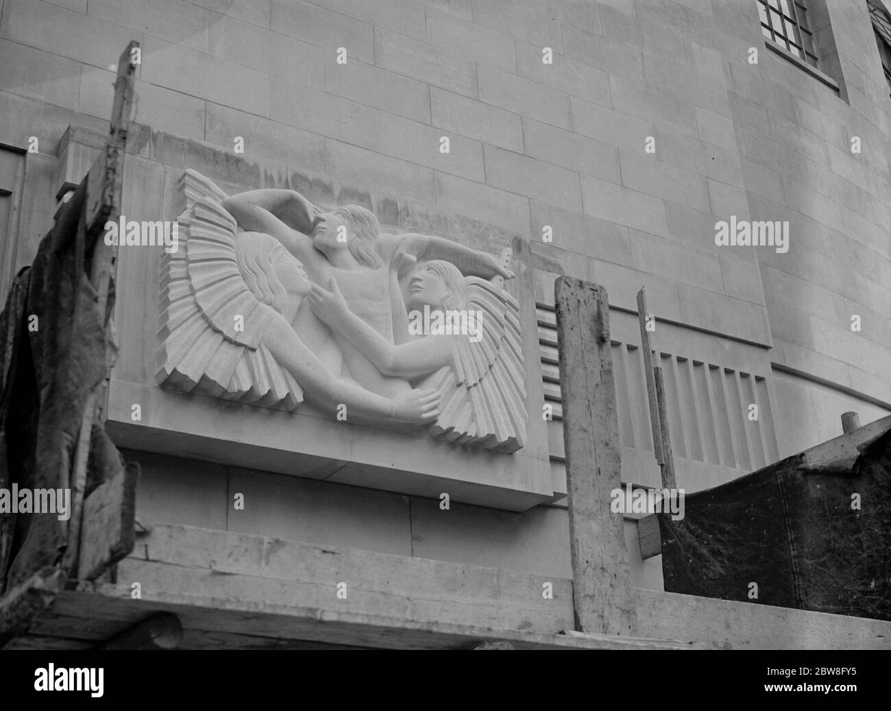 Moderne Skulptur des Rundfunkhauses . Ein feines Panel kann nun von der Öffentlichkeit auf Broadcasting House , dem neuen Zuhause der BBC, in Langham Place gesehen werden. Das Panel ist eine von einer Serie von Herrn Eric Gill , repräsentiert " Ariel Hören Celestial Musik " 7 Oktober 1931 Stockfoto