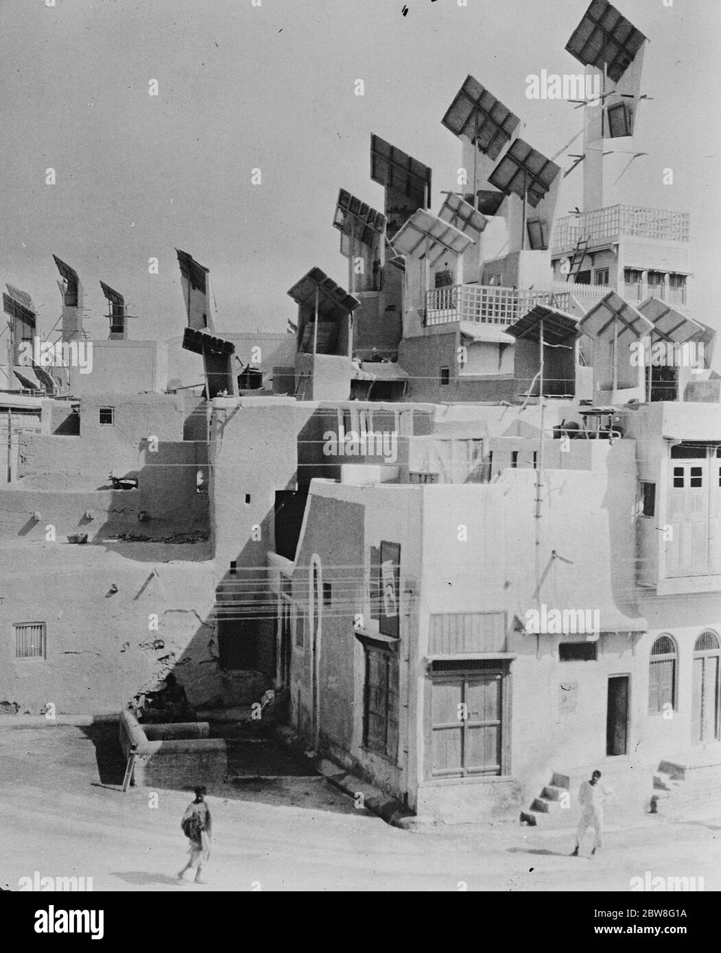 Indische Stadt mit Cholera als Folge der Überschwemmungen betroffen. Hyderabad, Sind. Eine allgemeine Ansicht . Beachten Sie die bemerkenswerten Windfänger auf den Dächern fast aller Häuser. September 1929 Stockfoto