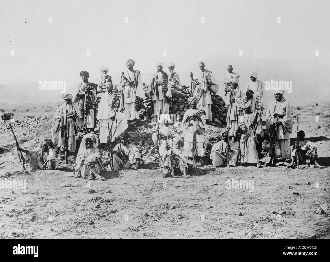 Besorgt in der Peschawar Ärger . Eine Gruppe von Afridis fotografiert am Eingang zum Khyber Pass. August 1930 Stockfoto