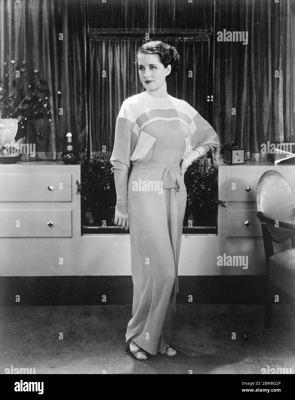 Neueste Mode für Milady 's Frühjahr tragen. Norma Shearer, in einem atemberaubenden Pyjama Kostüm aus Flammenseide Krepp mit weißen Einsätzen. Mai 1930 Stockfoto