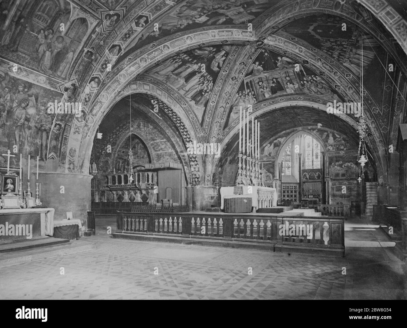 Szene der königlichen Hochzeit . Das Innere der unteren Kirche des Heiligen Franziskus in Assisi . 14. Oktober 1930 Stockfoto