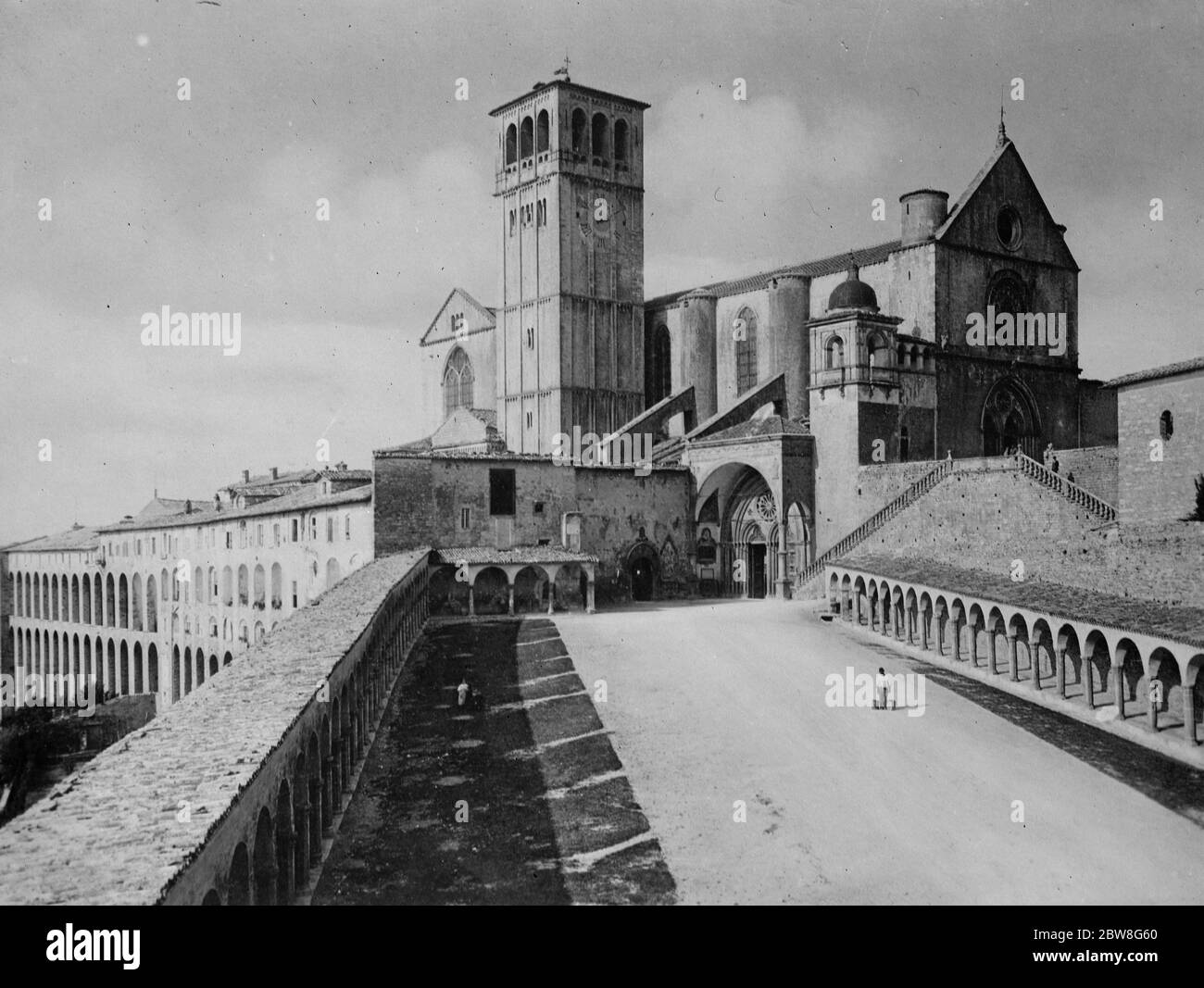 Szene der königlichen Hochzeit . Ein auffälliges Bild von Assisi, das die obere und untere Kirche des hl. Franziskus zeigt. 14. Oktober 1930 Stockfoto