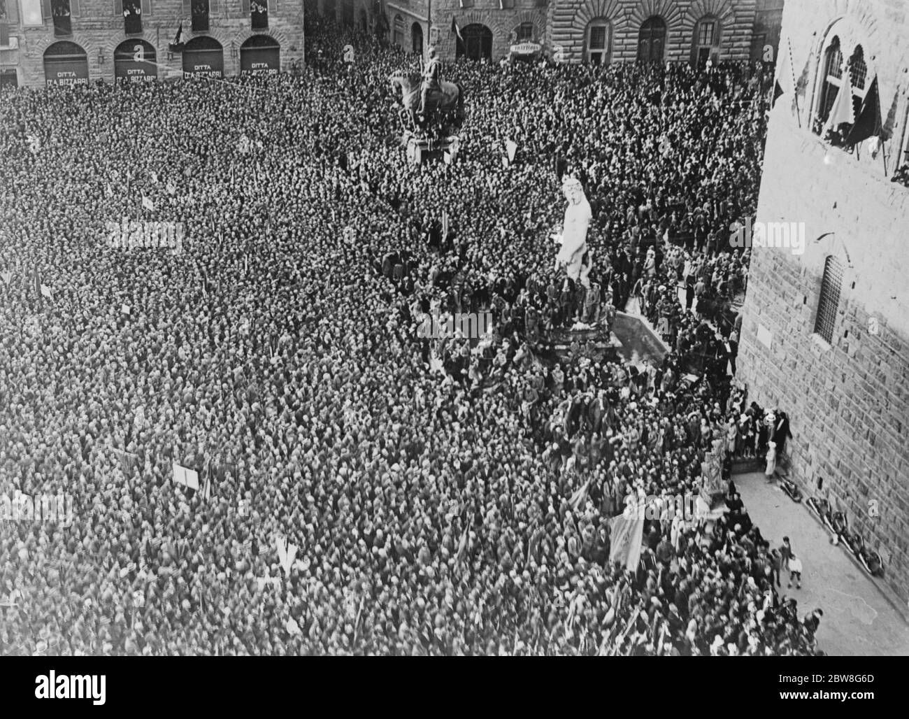 Über 100,000 Menschen hören eine feurige Rede von Mussolini . Signor Benito Mussolini hielt eine feurige Rede zu einer Versammlung von mehr als 100,000 Menschen in und um die Piazza della Signoria , Florenz . Ein Blick auf die riesige Menschenmenge. 21 Mai 1930 Stockfoto