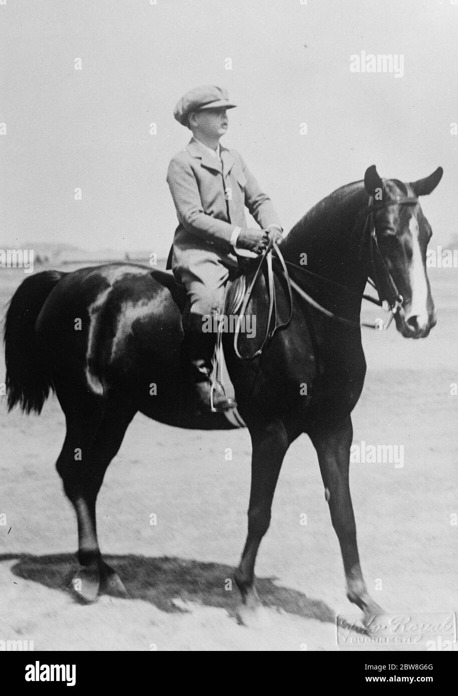 Prinz Michael, der bereits vergessen hat, dass er jemals König war, genießt seine regelmäßige Morgenfahrt im New Park etwas außerhalb der Stadt. Bis 30. August 1930 Stockfoto