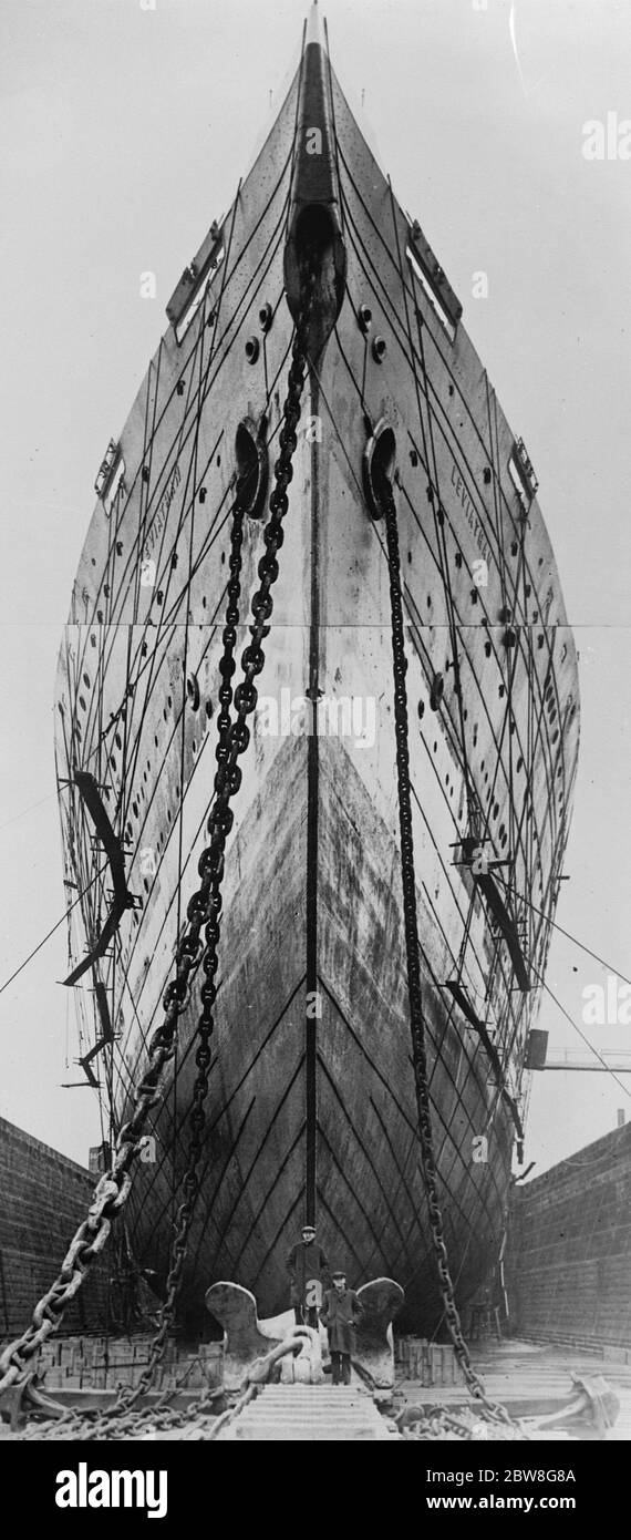 Der Leviathan im Trockendock. Ein auffälliges Foto des Atlantischen Liners Leviathan im Trockendock in South Boston für ihre jährliche Überholung und Frühjahrspülleung. April 1930 Stockfoto