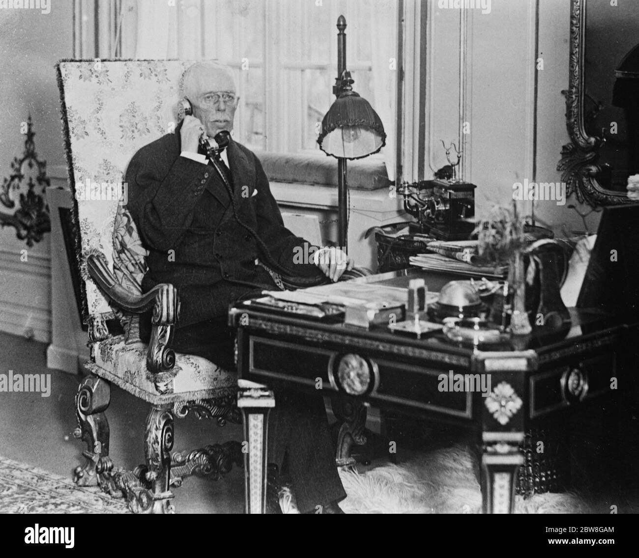 Wenn Könige per Telefon chatten . Ein exklusives Bild im Königlichen Schloss von Drottingholm gemacht , zeigt König Gustav von Schweden an seinem Schreibtisch , im Gespräch mit Buckingham Palace . 22 Mai 1930 Stockfoto