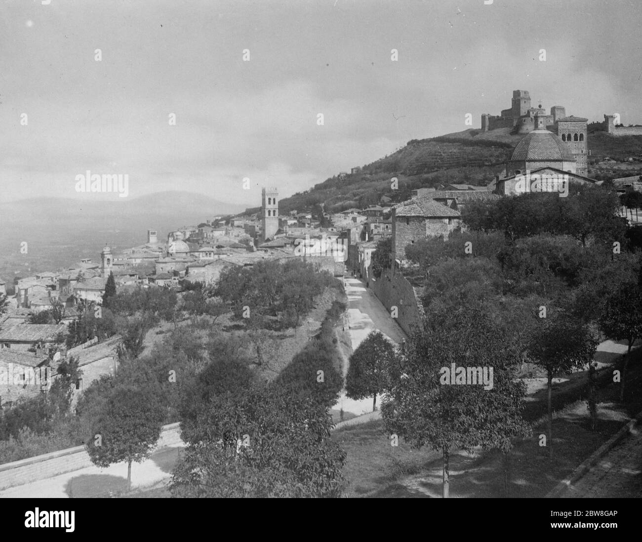 Szene der königlichen Hochzeit . Ein beeindruckender Blick auf Assisi. Zeigt die Basilika auf der rechten Seite, mit den öffentlichen Gärten im Vordergrund. 14. September 1930 Stockfoto