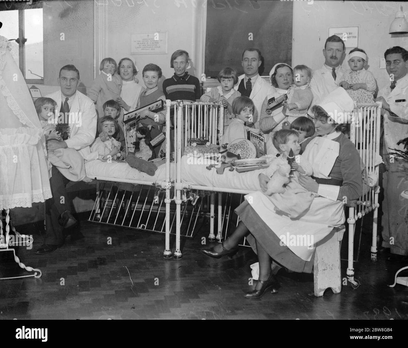 Die Königin 's weihnachtsspielzeuge für Kinder in Queen Mary 's Hospital . Die Königin hat ein Geschenk von Spielzeug an die Kinder im Queen Mary 's Hospital für das East End, Stratford, E15 geschickt. Einige der Ärzte, Krankenschwestern und Kinder mit den Royal Gifts. 20 Dezember 1933 Stockfoto