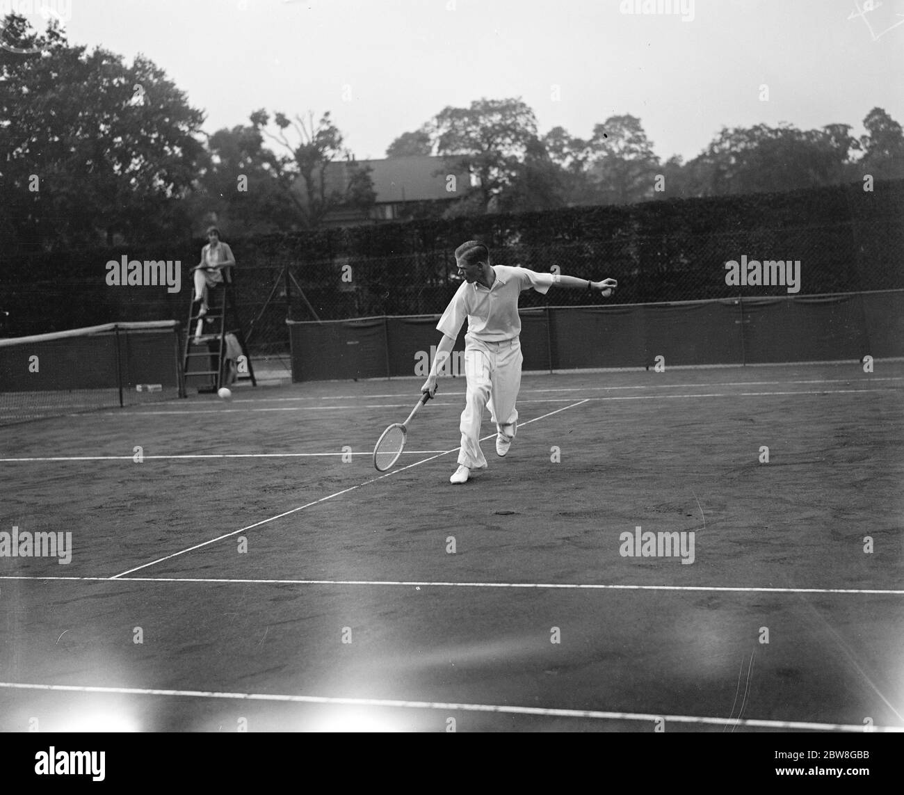 Junior Lawn Tennis Championship in Wimbledon . Der ehrenwerte Peter Aitken, der Sohn von Lord Beaverbrook im Spiel am Dienstag während des Turniers. 10. September 1929 Stockfoto