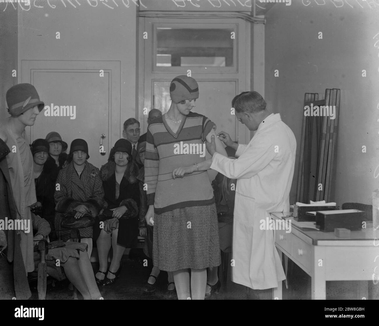 Die Pocken erschrecken . Impfung von Passagieren nach Frankreich . Impfung in Arbeit bei den Herren, Cook 's Hauptsitz in Berkeley St. 17. April 1929 Stockfoto