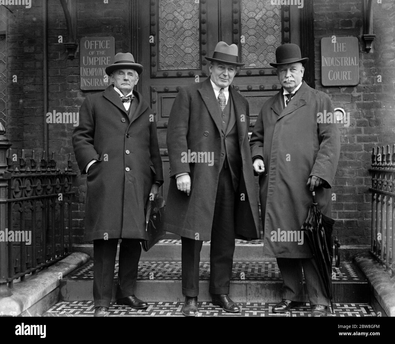 Erste Sitzung des Nationalen Industrierats für die Bergbauindustrie . Von links nach rechts: Herr Charles Irwin, Herr C A Nelson (Newcastle) und Sir L Arthur Newton Ankunft. 26. November 1930 Stockfoto