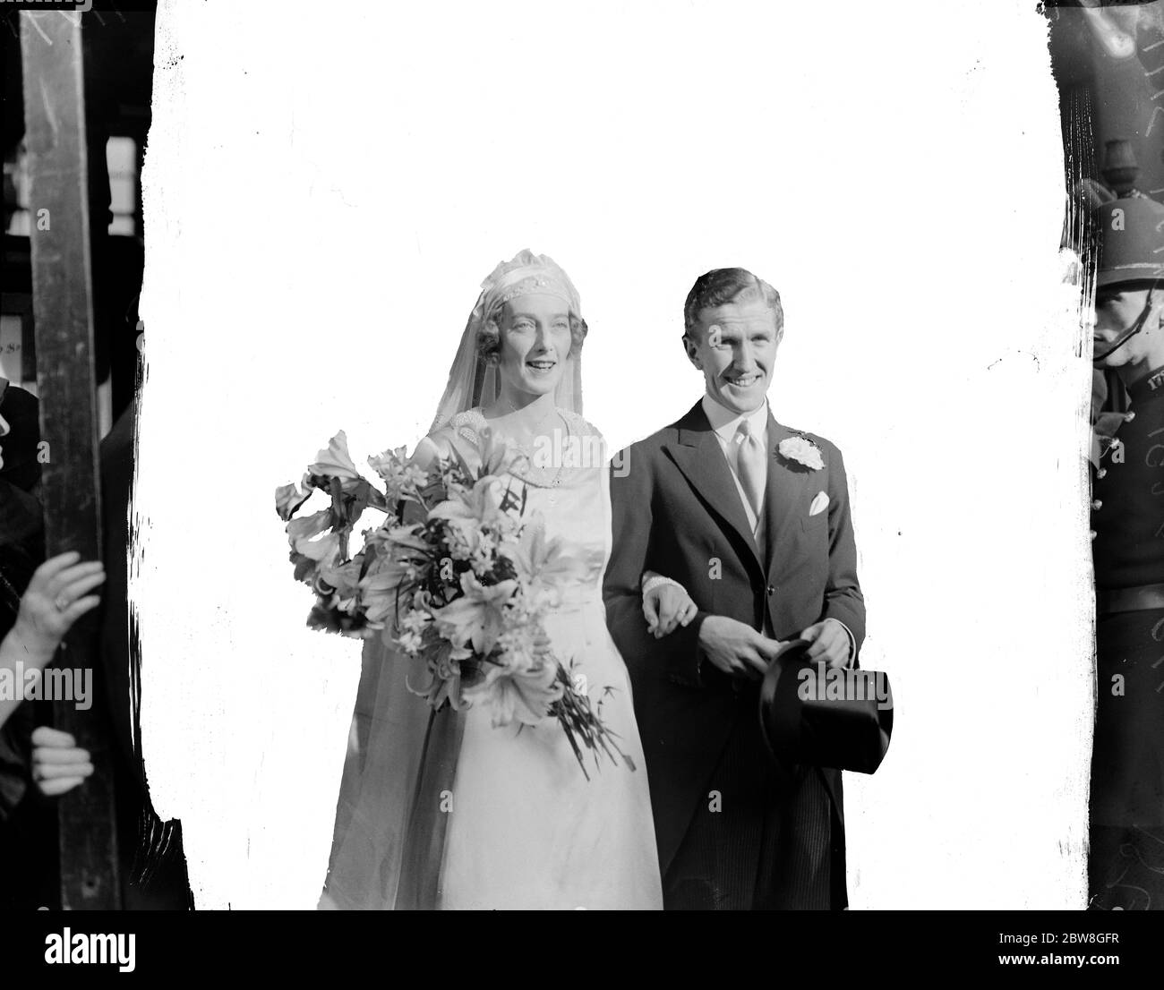 Lord Mackay 's Sohn vermählt . Die Hon John Scott Mackay, war verheiratet in St Mark 's North Audley Street, Miss Betty Astley. Braut und Bräutigam . 16. Oktober 1930 Stockfoto