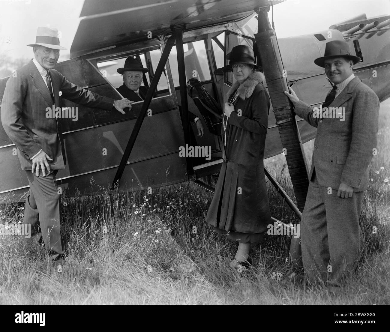 Jix inspiziert neue Lufttaxi-Service . Lord Brentford von Newick, inspizierte den neuen Lufttaxi-Service im London Air Park, Hanworth. Lord Brentford nimmt Platz in einem der neuen Flugzeuge. An der Seite ist Lady Brentford zu sehen. 14 Juni 1930 Stockfoto