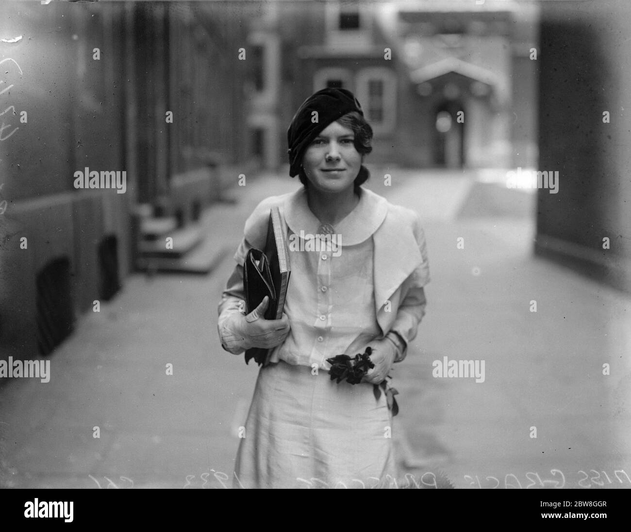 Lady Barrister in Feuerwehrkoffer eingewiesen. Miss Grace Prescott, wurde angewiesen, als Junior zu erscheinen Mr Christmas Humphries für die Verteidigung in der Großen Feuerversicherung Fall. Juli 1933 Stockfoto