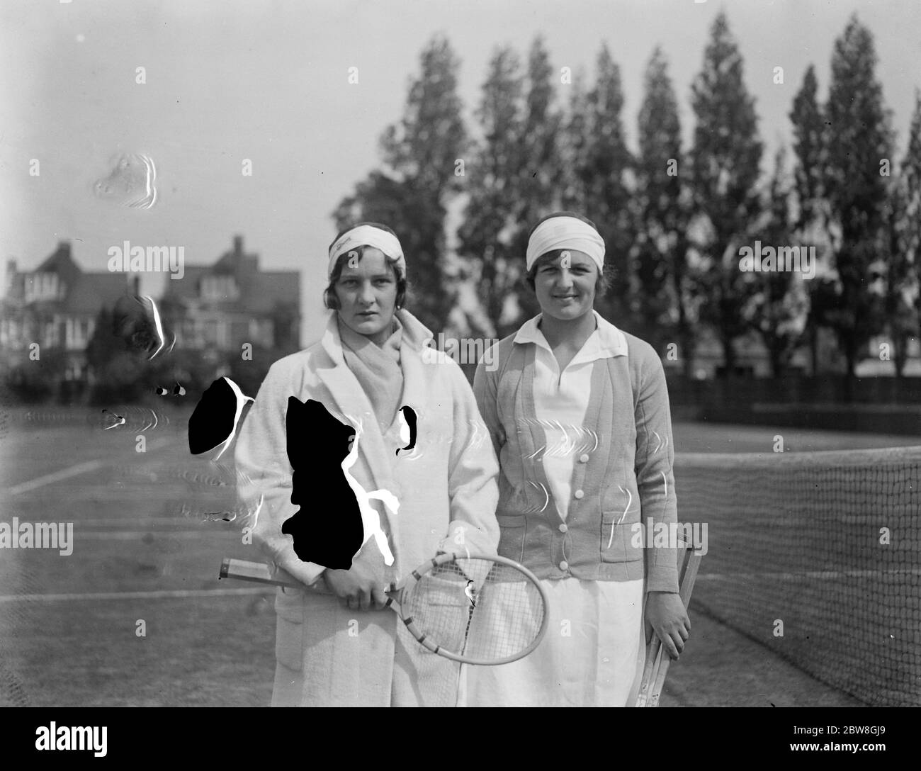 Englische und amerikanische Tennisspieler spielen zusammen in Damendoppel. Miss Helen Jacobs und Miss Betty Nutall vor ihrem Spiel. 29 Mai 1929 Stockfoto