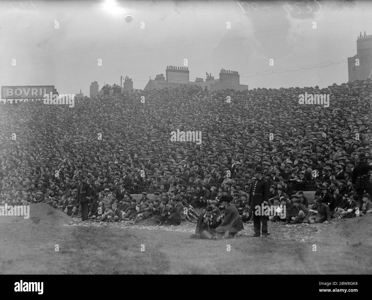 London ' s erste Liga Derby . Chelsea gegen Arsenal . Teil der riesigen Menge . 22. April 1933 Stockfoto