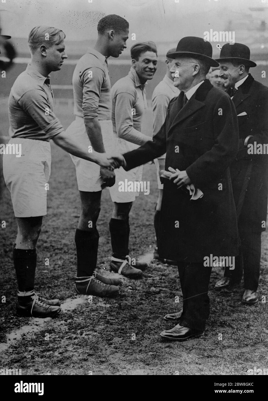 Französisch gegen britische Armee Fußballspiel. Lord Tyrrell, der britische Botschafter in Paris, schüttelt die Hände mit Männern der französischen Armee-Mannschaft, bevor sie im Buffalo-Stadion gegen die britische Armee antreten. März 1932 Stockfoto