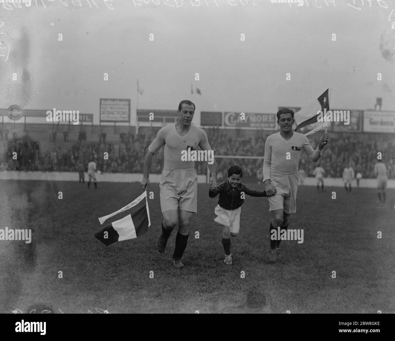 Fußballspieler aus Peru und Chile treffen auf West Ham United. Die Peru - Chile Fußballmannschaft spielte West Ham United , in Upton Park , am Montag . Zwei der Spieler mit dem Maskottchen des Teams ' Alito ' 16 Oktober 1933 . Stockfoto