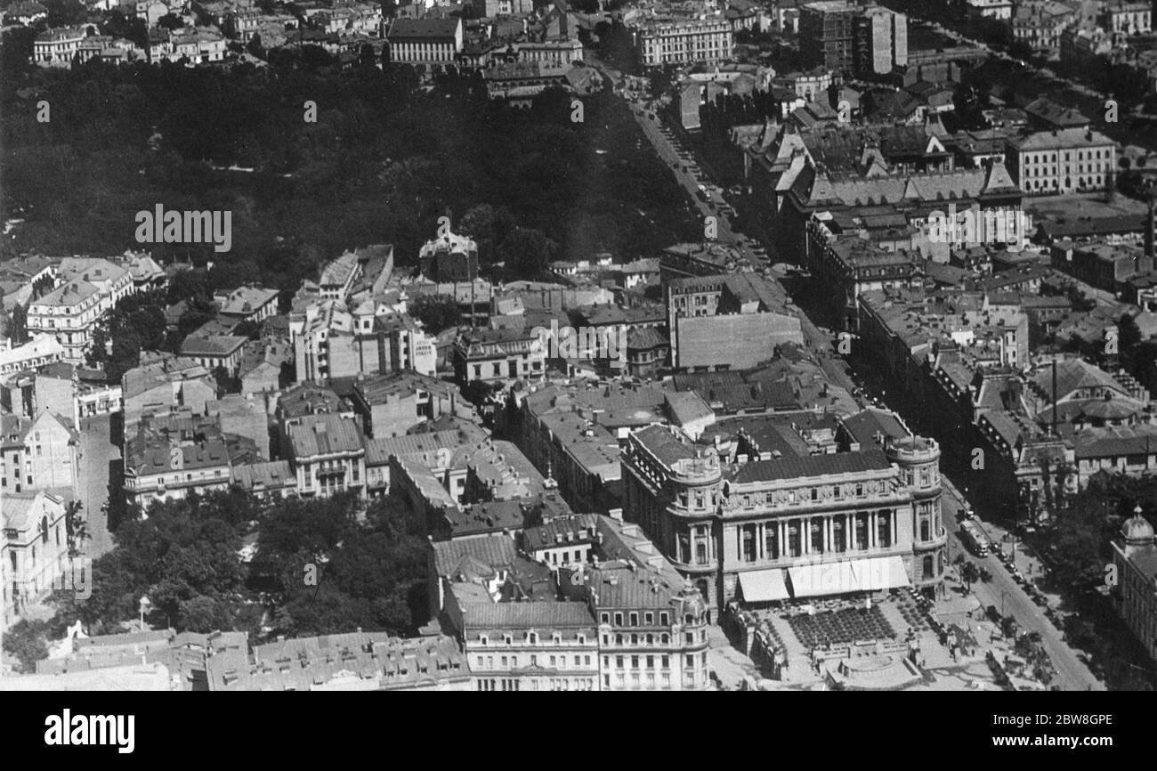 Bukarest , Rumänien : eine Luftaufnahme, die im Vordergrund die Kreuzung der Calea Victoriei mit dem Boulevard Elizabeth zeigt. Das große Gebäude im Vordergrund ist der Militärclub. 21 Februar 1929 Stockfoto