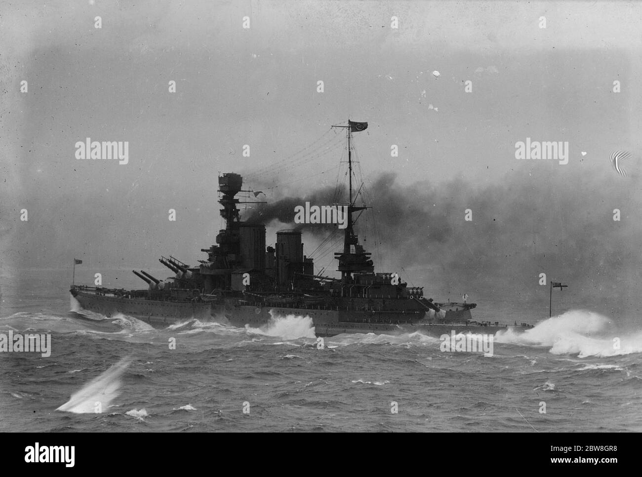 König von Afghanistan sieht die atlantische Flotte bei Kampfmanövern. HMS Renown der Schlacht Kreuzer Geschwader vorbei Nelson mit voller Geschwindigkeit. April 1928 Stockfoto