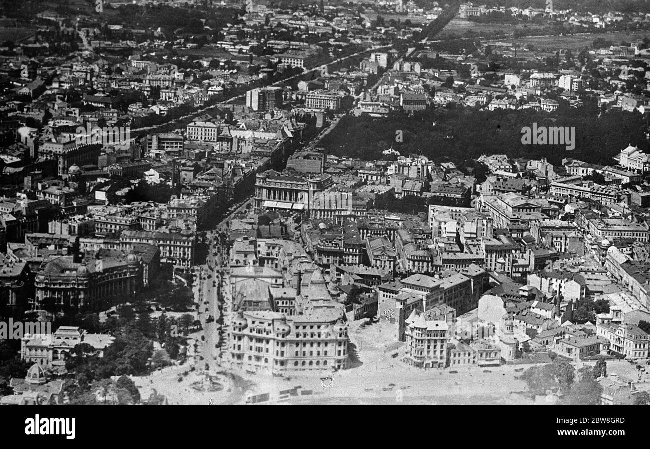 Bukarest, Rumänien: Eine Luftaufnahme, die die Kreuzung des Boulevard Bratianu und Boulevard Carol zeigt, mit der Universität im Vordergrund. Juni 1930 Stockfoto