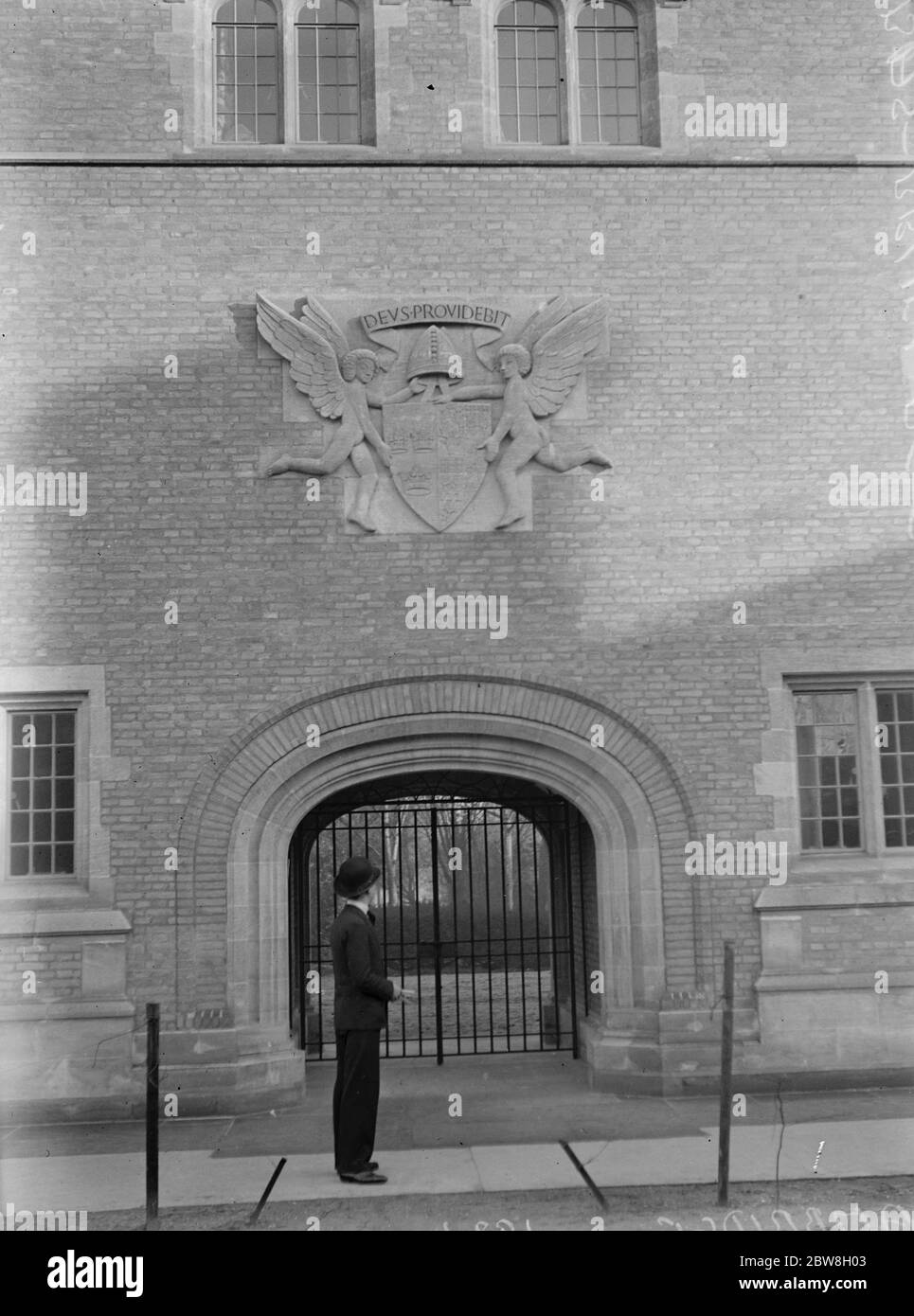 Changing Cambridge, markante Universität Gebäude Ergänzungen. Eines der neuen Flachreliefs schmückt die Außenseite des neuen Jesus College-Blocks. 27. Januar 1931 Stockfoto