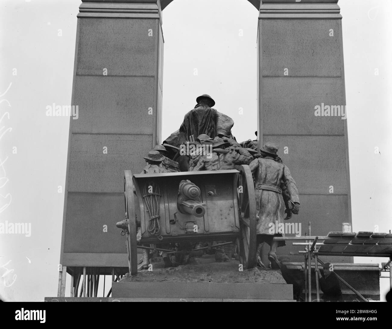 Kanada ' s imposante Kriegsdenkmal im Hyde Park EINE neugierige Fotografie, die es allen Anschein machen es unmöglich für die Waffe Wagen durch den Torbogen des Denkmals in den Tableaux Darstellung Truppen Gießen durch das Denkmal passieren. Oktober 1932 Stockfoto
