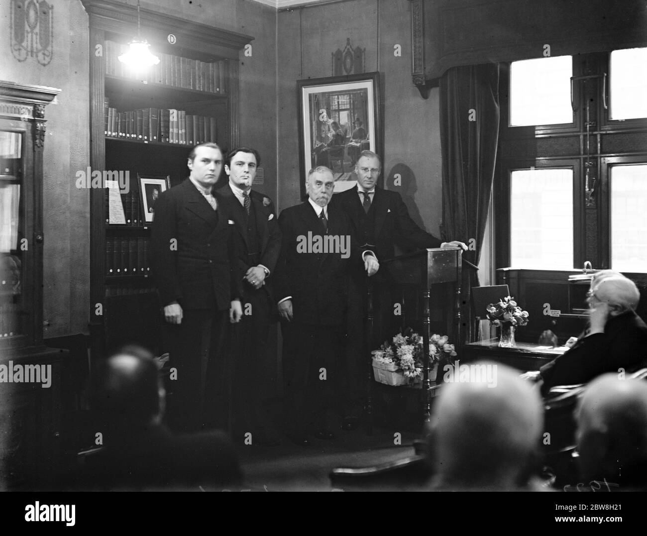 Ehrung der Erinnerung an einen berühmten Autor. Lord Gorell mit Sir Gilbert Park und Sir Arthur Conan Doyle ' s zwei Söhne bei der Zeremonie der Enthüllung einer Tablette im Authors Club in London . Mai 1932 Stockfoto