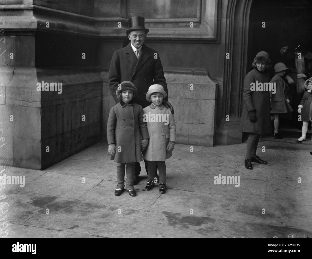 Der Sohn des Abgeordneten taufte in der Krypta des Unterhauses. Herr Grimston mit zwei seiner Kinder. März 1932 Stockfoto