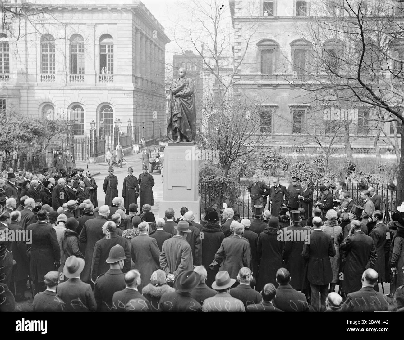 Herr Baldwin enthüllt das Curzon-Denkmal am westlichen Ende der Carlton House Terrasse. Herr Baldwin steht neben dem Denkmal, nachdem es enthüllt wurde. 20 März 1931 Stockfoto