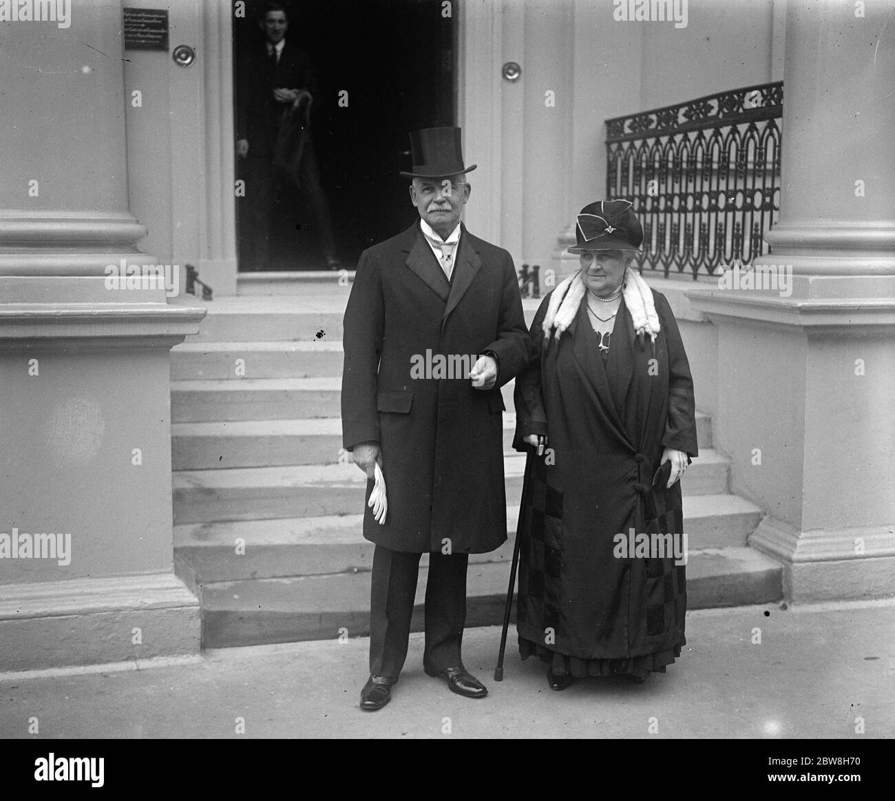 Deutscher Botschafter verabschiedet sich von König und Königin. Der deutsche Botschafter Friedrich Sthamer verlässt mit seiner Frau die deutsche Botschaft. Oktober 1930 Stockfoto