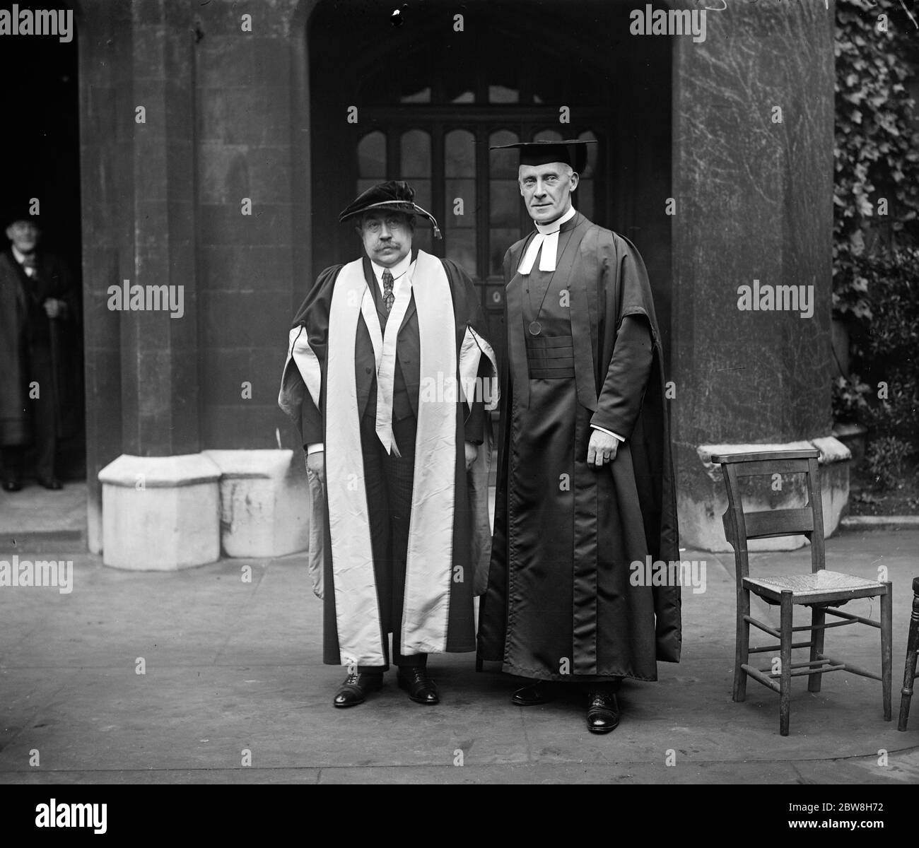 M Painleve, Französisch Kriegsminister, erhält Ehrendoktorwürde in Cambridge. M Painleve mit dem Vizekanzler, die Rev G A Weekes. 16. November 1927 Stockfoto
