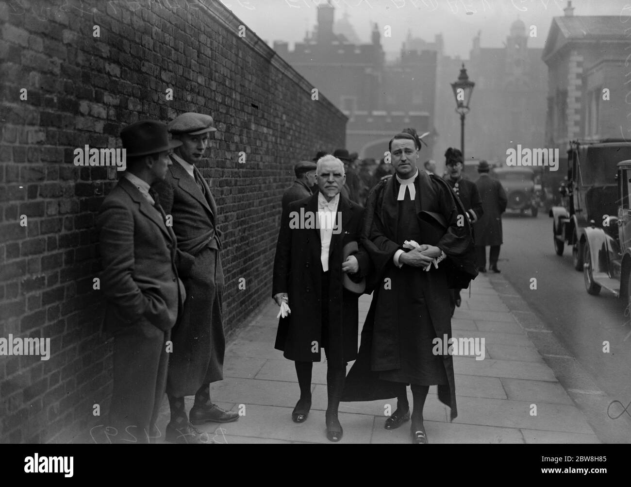Der König hält einen Deich am St. James Palace. Doctor St Lawrence Finny und Reverend G N Prichard verlassen. 24 März 1931 Stockfoto