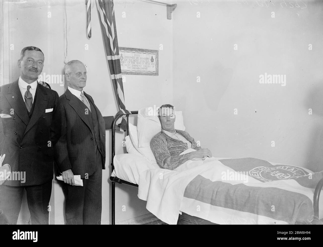 Feldmarschall Sir W Birdwood enthüllt Krankenhaus Tablette . Field Marhsal Sir William Birdwood enthüllt eine Tablette über einem Bett im Krankenhaus für Tropenkrankheiten ausgestattet. Gordon Street, von Mitgliedern der Orden des Stern von Indien und des indischen Reiches. Sir William Birdwood enthüllt die Tablette. 29. April 1931 Stockfoto