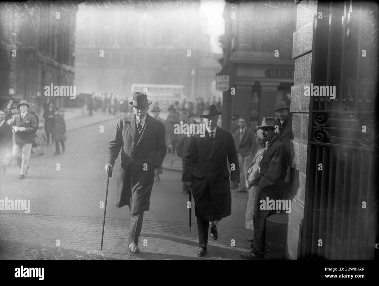 Neuer Chief Commissioner of Police nimmt seine Aufgaben bei Scotland Yard auf. Lord Trenchard Ankunft in Scotland Yard mit Sir Trevor Bingham, Lord Trenchard 's Chief Assistant. November 1931 Stockfoto