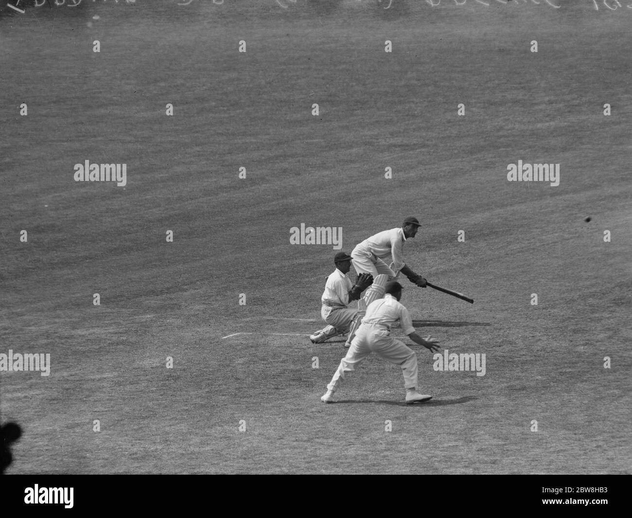 Surrey gegen Sussex bei der Oval , Kennington, London , in einem dreitägigen County Championship Tag . Douglas Jardine (Surrey) schneidet James Langridge vorbei John Langridge. Juni 1933 Stockfoto