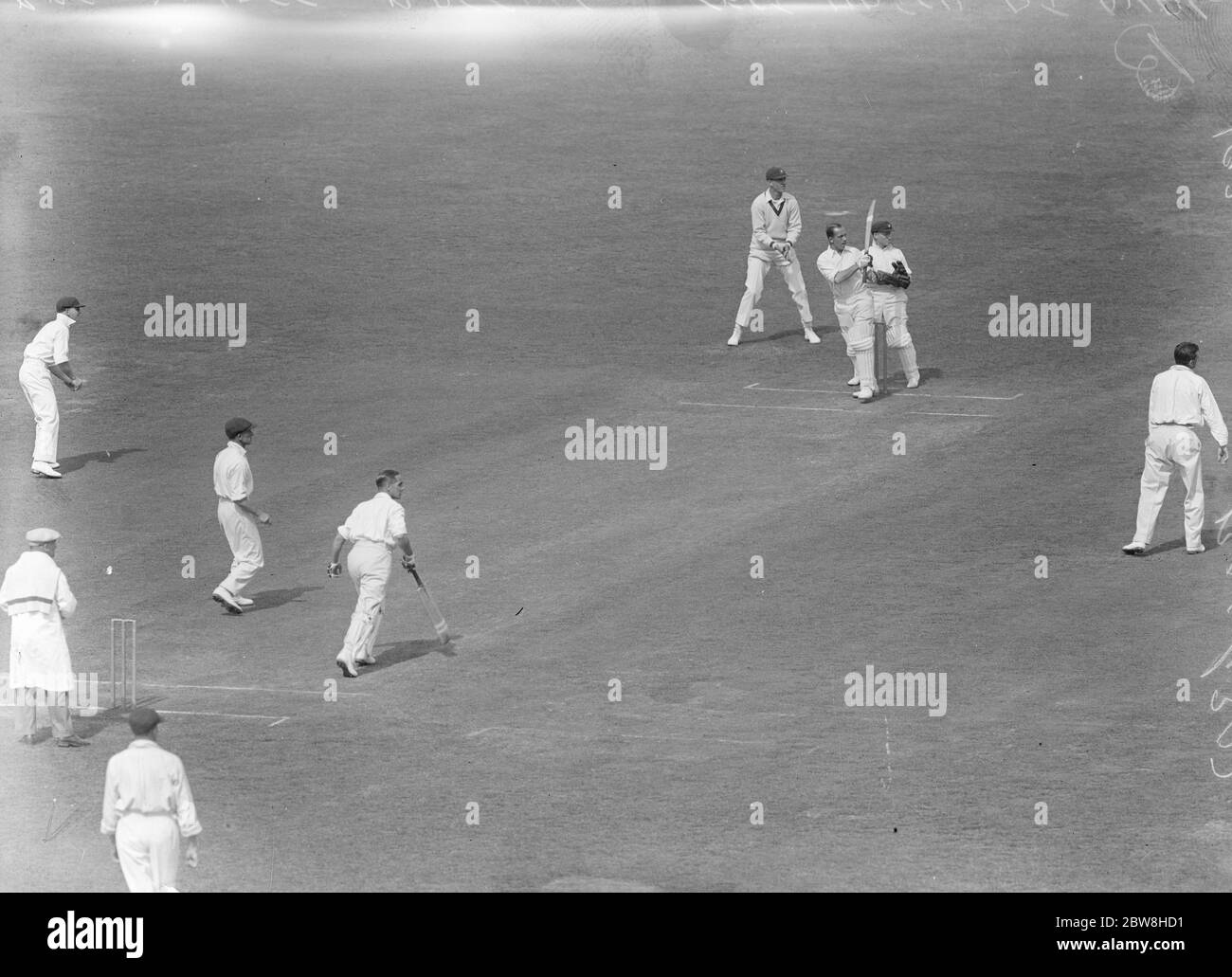 Tag 5 des Test Match im Kennington Oval . Bob Wyatt (England) bekommt einen Ball von Clarrie Grimmett (Australien) weg zu Bein, wenn England wieder ihre ersten Innings 19 August 1930 Stockfoto