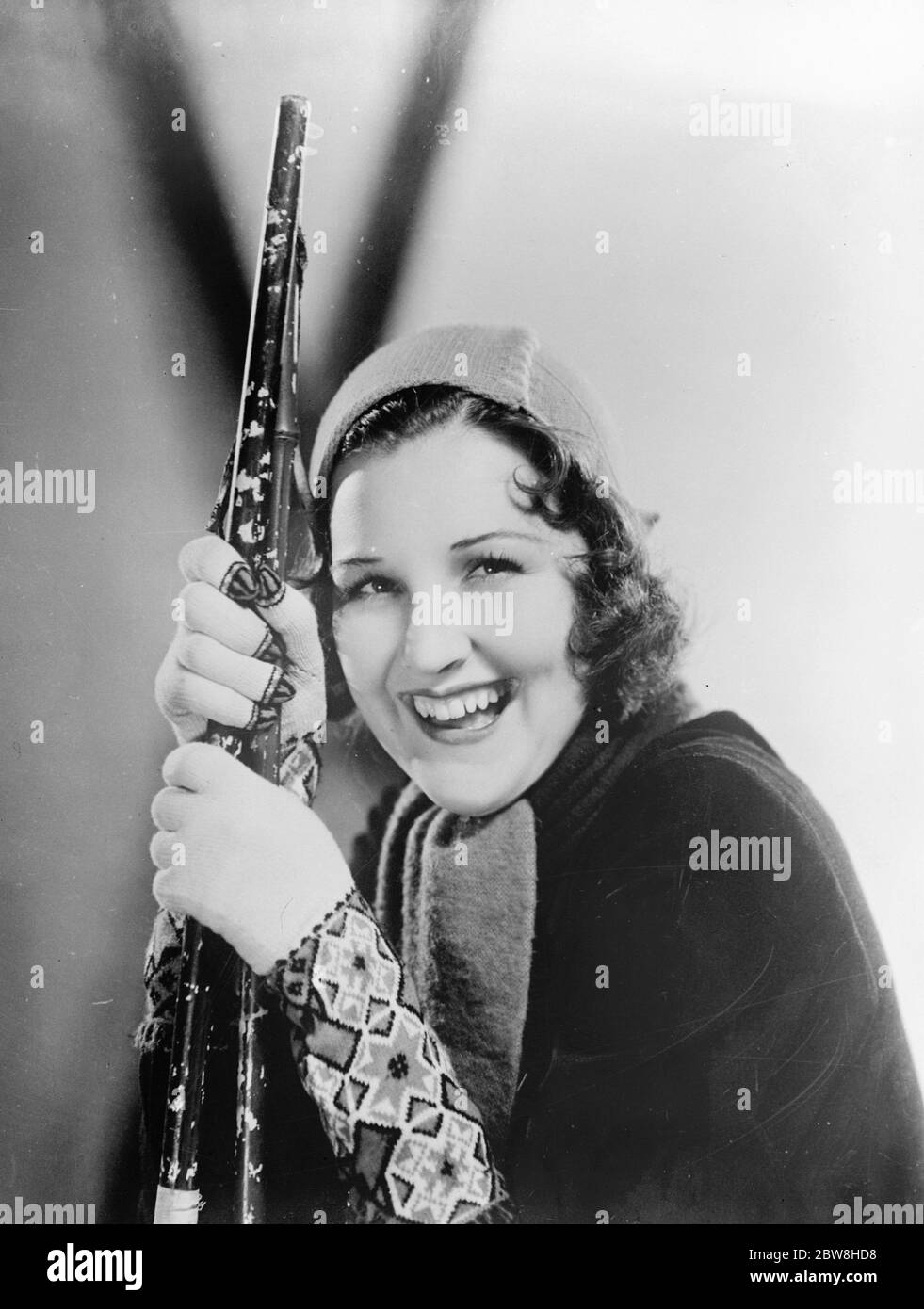 Für Milady ' s Winterkleidung . Miss Marjorie King, der Filmstar, trägt ein jungenhafte Kostüm passend zum Skifahren, Skaten oder Rodeln. Bis 14. August 1931 Stockfoto