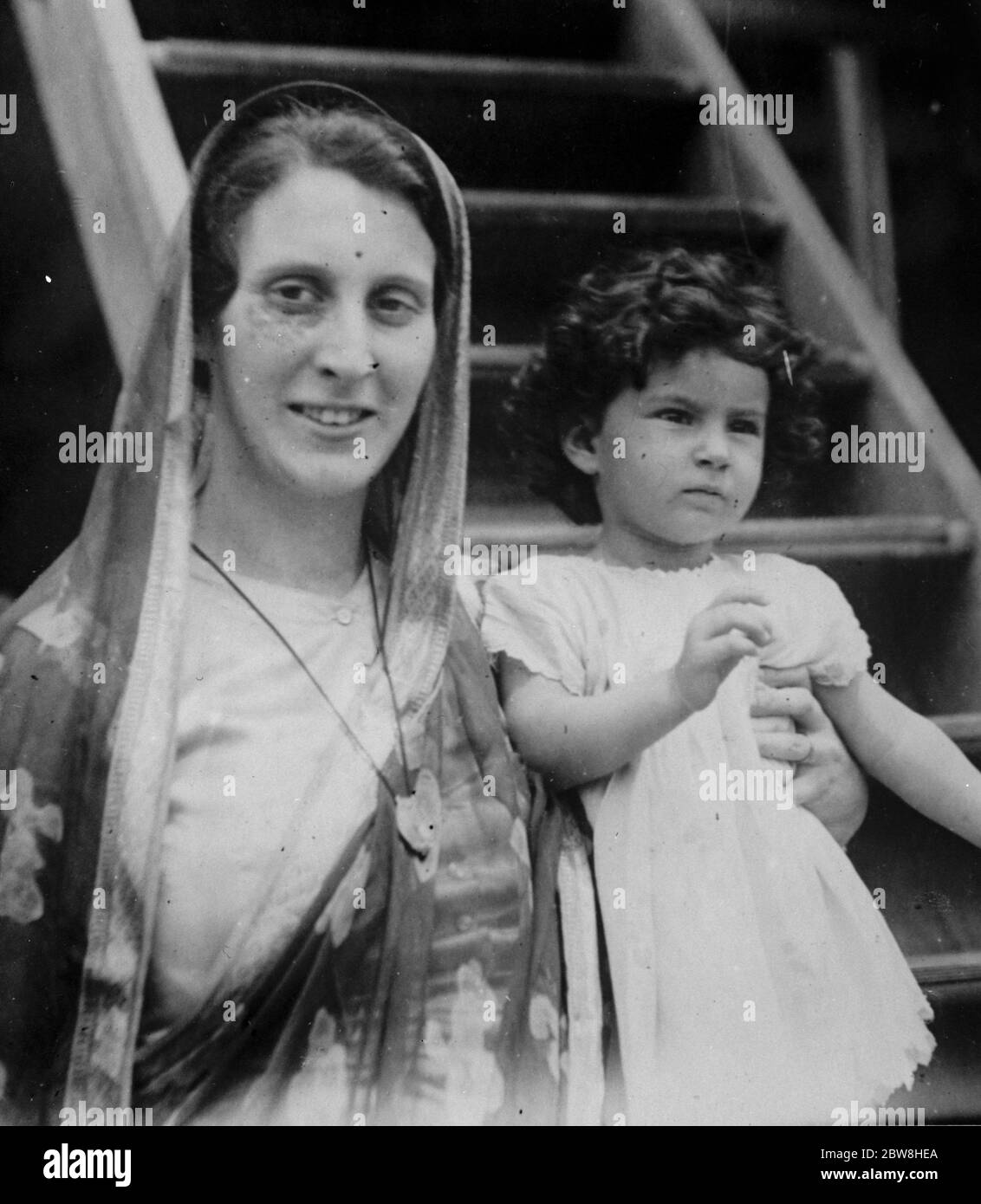Erstes Bild von Nancy Miller mit ihrer kleinen Tochter Raje Sharda. 25. September 1930 Stockfoto