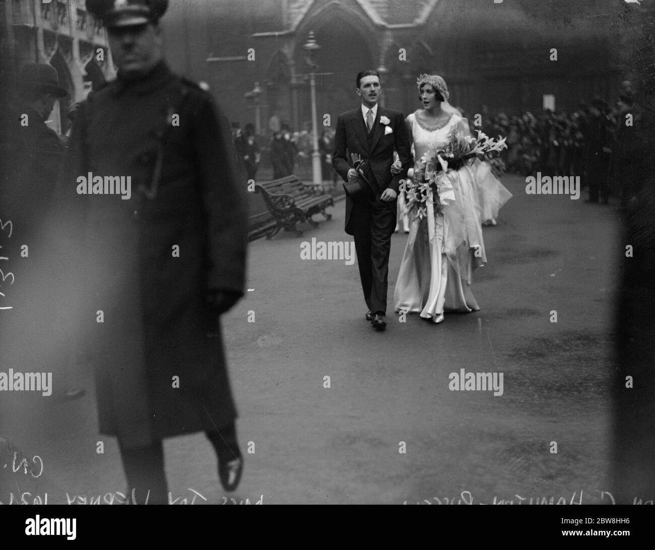 Tochter der Queens Privatsekretärin vermählt. Die Ehe von Miss Joy Verney mit dem Hon G Hamilton Russell in St. Margaret ' s Westminster. Die Braut und der Bräutigam. 20. Januar 1931 Stockfoto