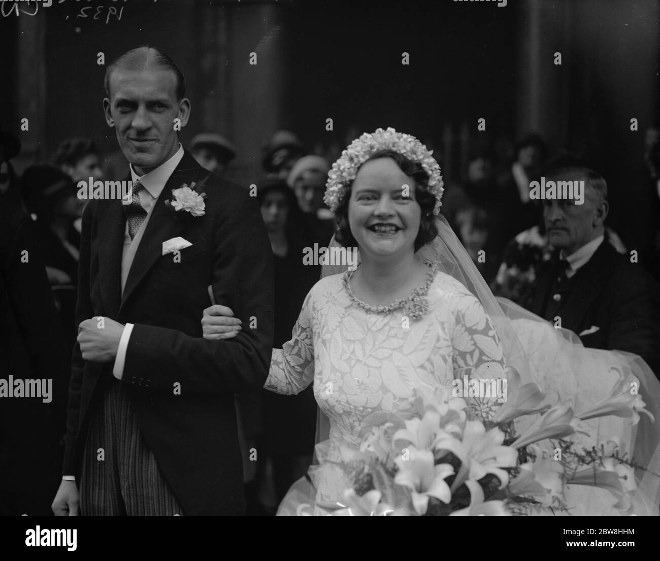 Gesellschaft Hochzeit in St Columba 's, Pont Street. Herr J A M Radcliffe und Frau Margaret Mc Morton . Die Braut und der Bräutigam. 20. Oktober 1932 Stockfoto