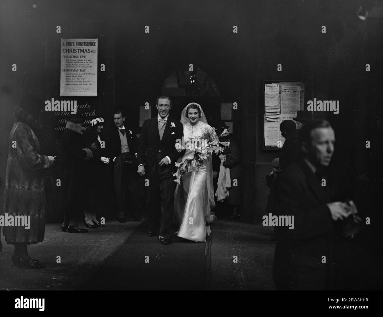 Die Ehe zwischen Herrn A Neil Gould und Frau Elizabeth Randall Johnson , in St. Paul ' s Knightsbridge . Foto Braut und Bräutigam verlassen . 20 Dezember 1932 Stockfoto