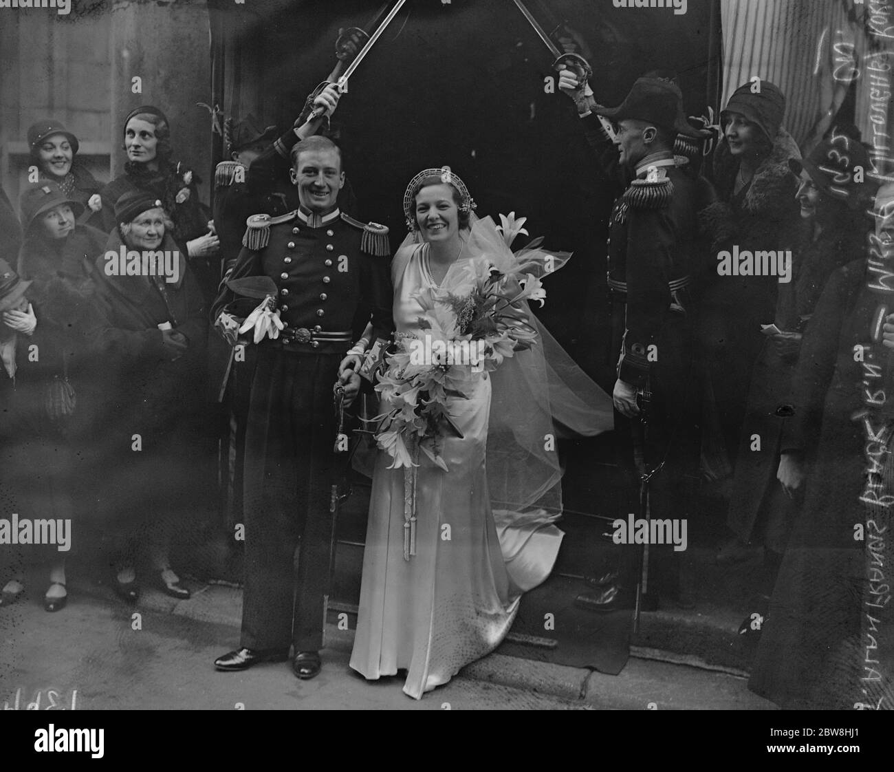 Marineoffizier ' s Hochzeit in London . Die Ehe von LT Alan Francis Black, Royal Navy, und Miss Patricia Willoughby Rokeby, auf St. George ' s Hannover Square. Braut und Bräutigam verlassen Kirche . Dezember 1932 Stockfoto