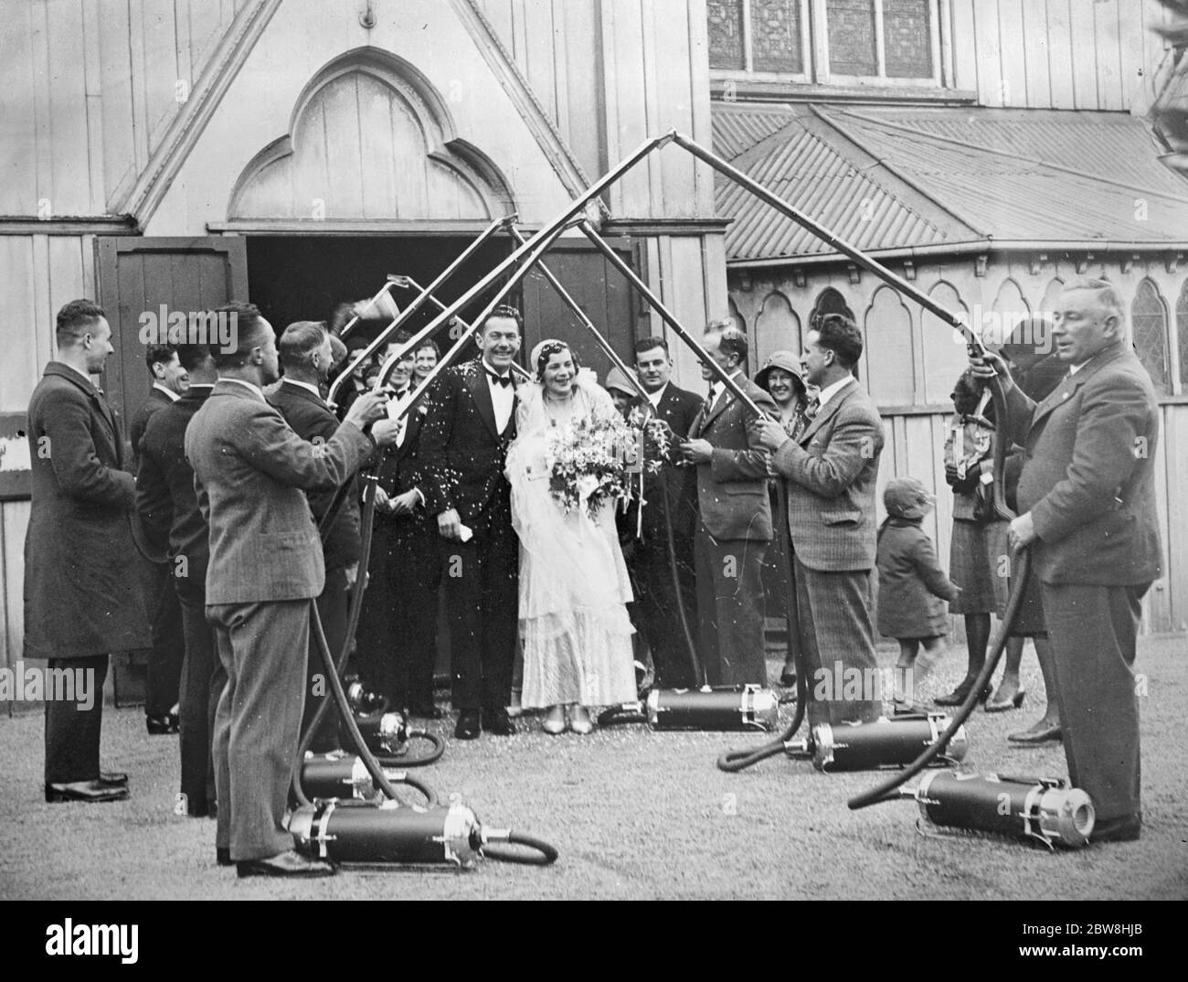 Eine Neuheit Garde der Ehre . Ein sehr ungewöhnlicher Bogen charakterisiert die Abfahrt von St. Paul ' s Pro Cathedral Wellington , Neuseeland , von Herrn Harold Gigney und seiner Braut ( geborene Florence Carr ) . Der Bräutigam ist ein Mitarbeiter eines bekannten Staubsaugerunternehmens. 20. Oktober 1931 Stockfoto