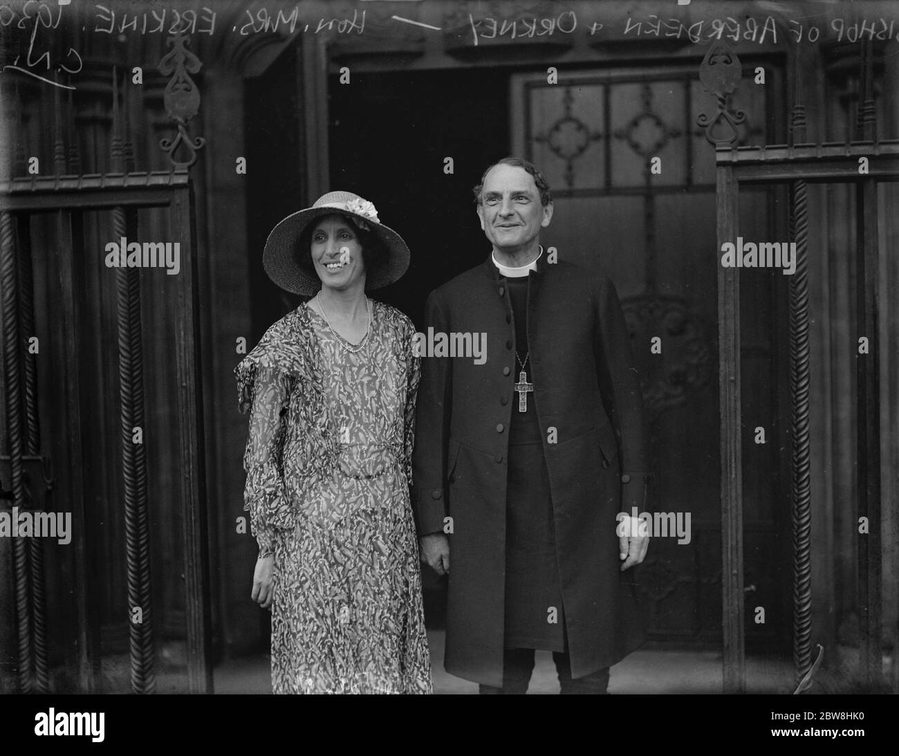 Die Hochzeit von Bischof von Aberdeen und Orkney und der Hon Frau Erskine war eine Morgenzeremonie in der Kirche der Verkündigung Bryanston St London. Braut und Bräutigam verlassen die Kirche . 15 Juli 1930 Stockfoto