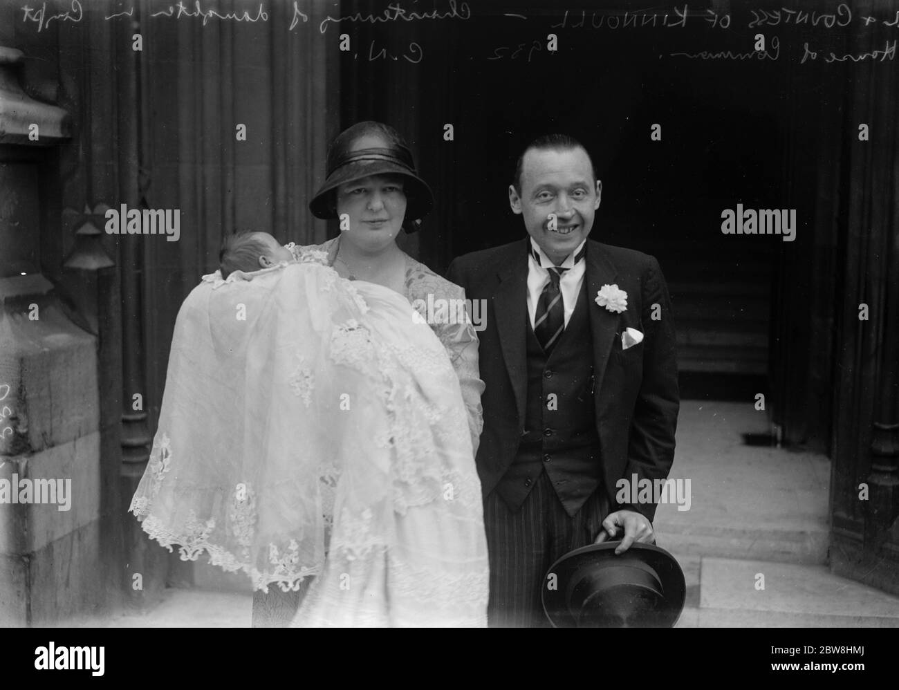 Earl und Countess of Kinnoull . Mit ihrer kleinen Tochter nach der Taufe in der Krypta des Hauses Commons. 20 Juli 1932 . Stockfoto