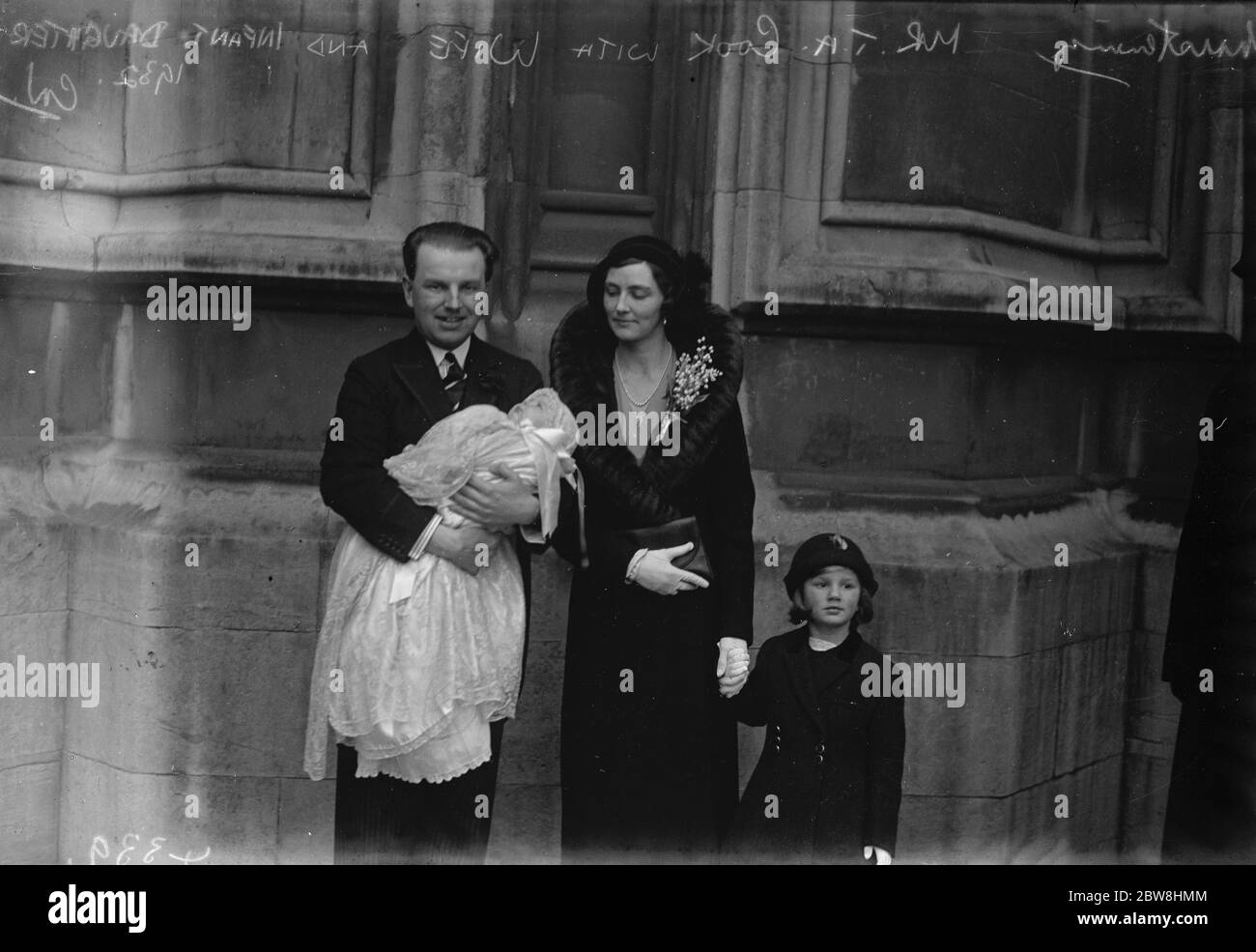 MP ' s Tochter getauft . Herr T A Cook mit seiner Frau und seinem Baby. 29. November 1932 Stockfoto
