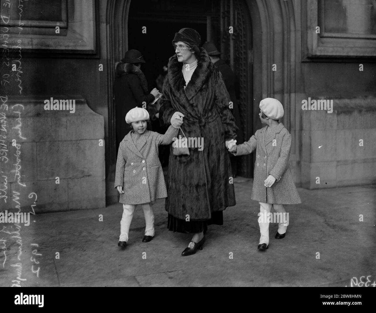 Die Taufe der Gesellschaft in der Krypta des Unterhauses. Die Taufe des Hon James und Lady Rachael Stuart ' s Tochter, Jean Davina. Die Herzogin von Devonshire mit zwei ihrer Enkelkinder. 18 Februar 1932 Stockfoto